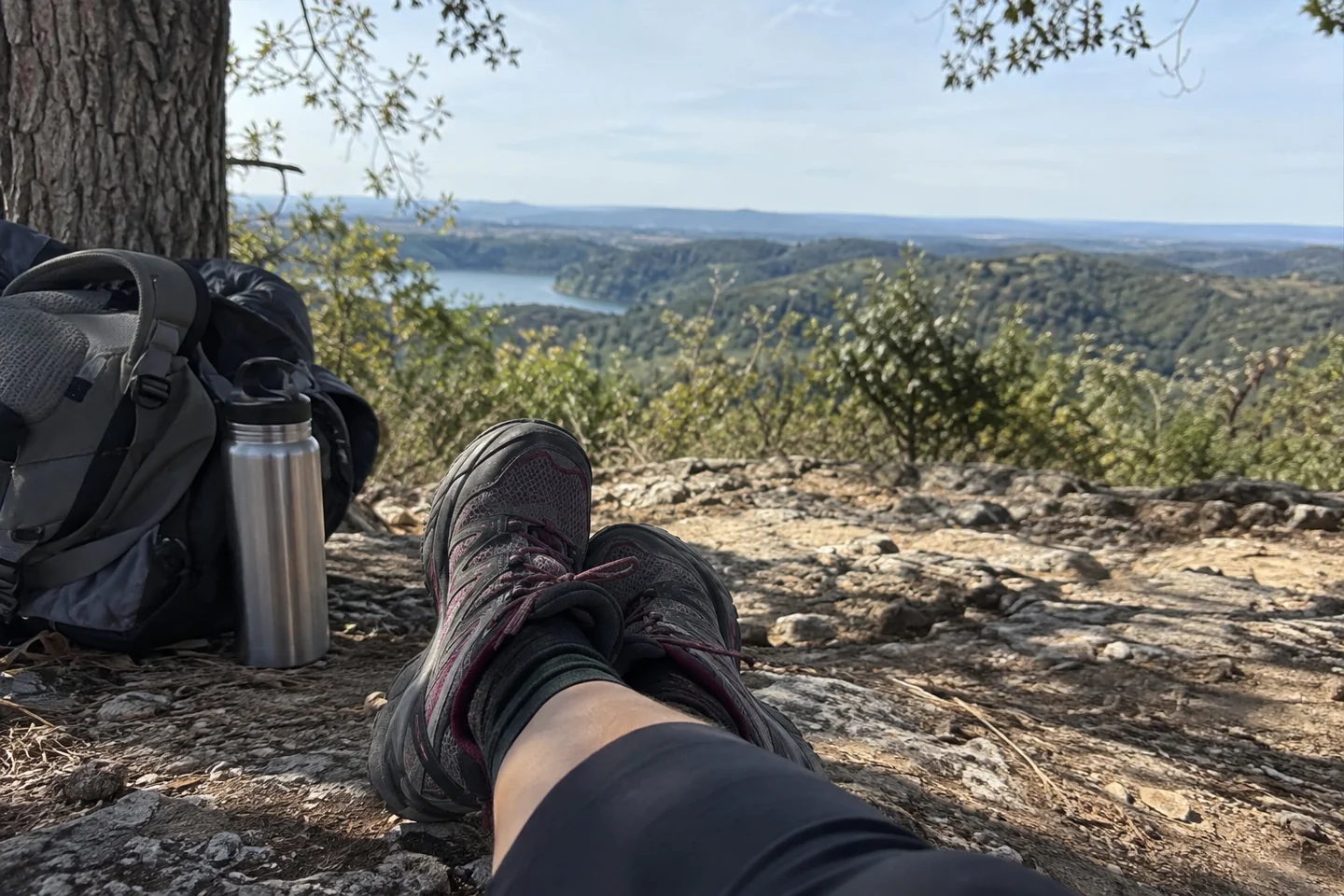 Une pause pieds chaussés à l’ombre pendant une marche