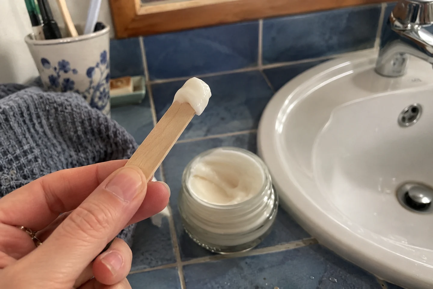 Une petite quantité de crème sur un applicateur