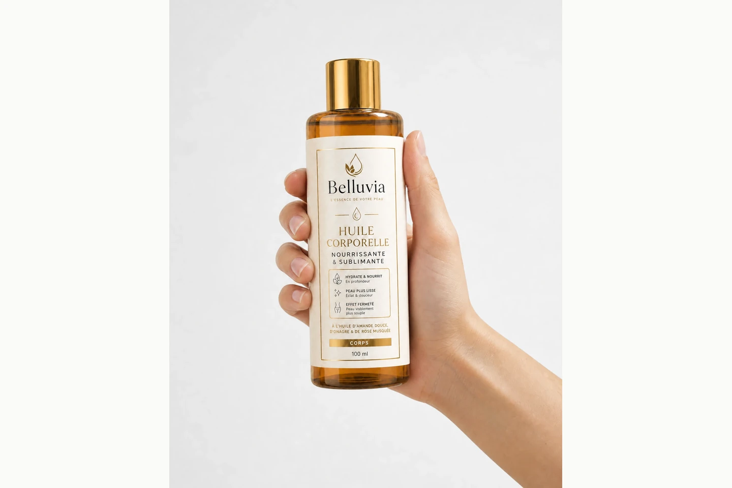 Vraie bouteille d’Huile Corporelle Belluvia tenue dans une main, étiquette visible.