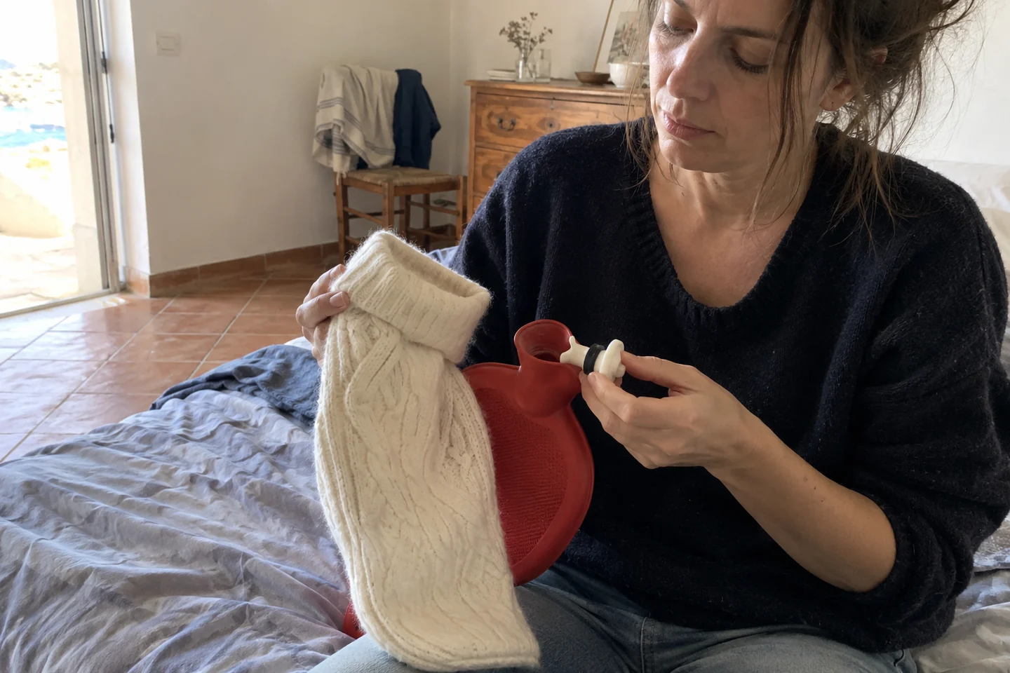 Une femme inspecte la housse et le bouchon