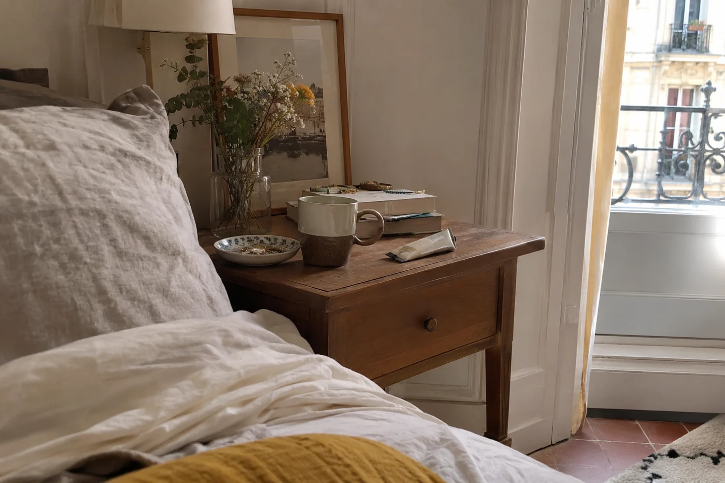 Une table de nuit sans appareil chauffant sur le lit