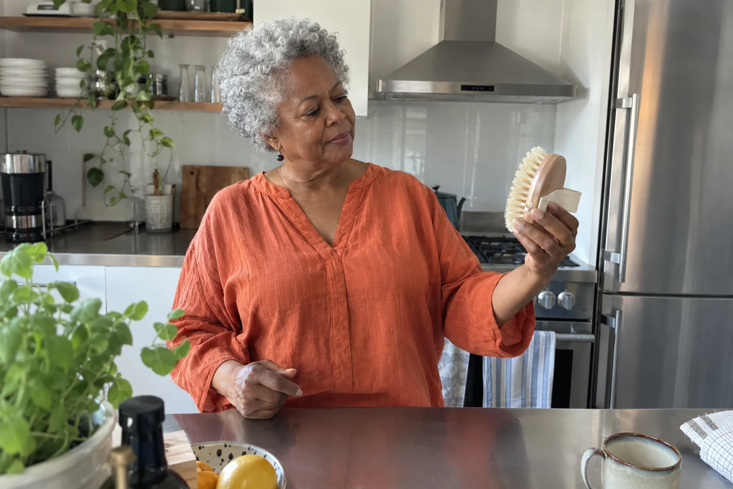 Une femme tient une brosse sans l’appliquer sur une peau irritée