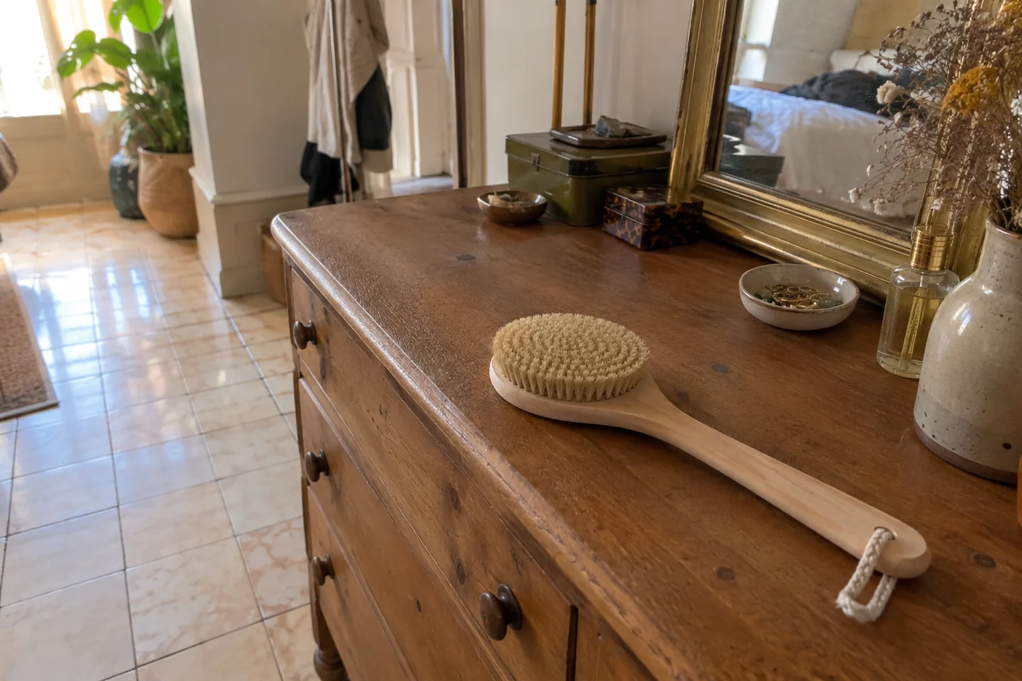 Une brosse corporelle posée sur une commode ordinaire