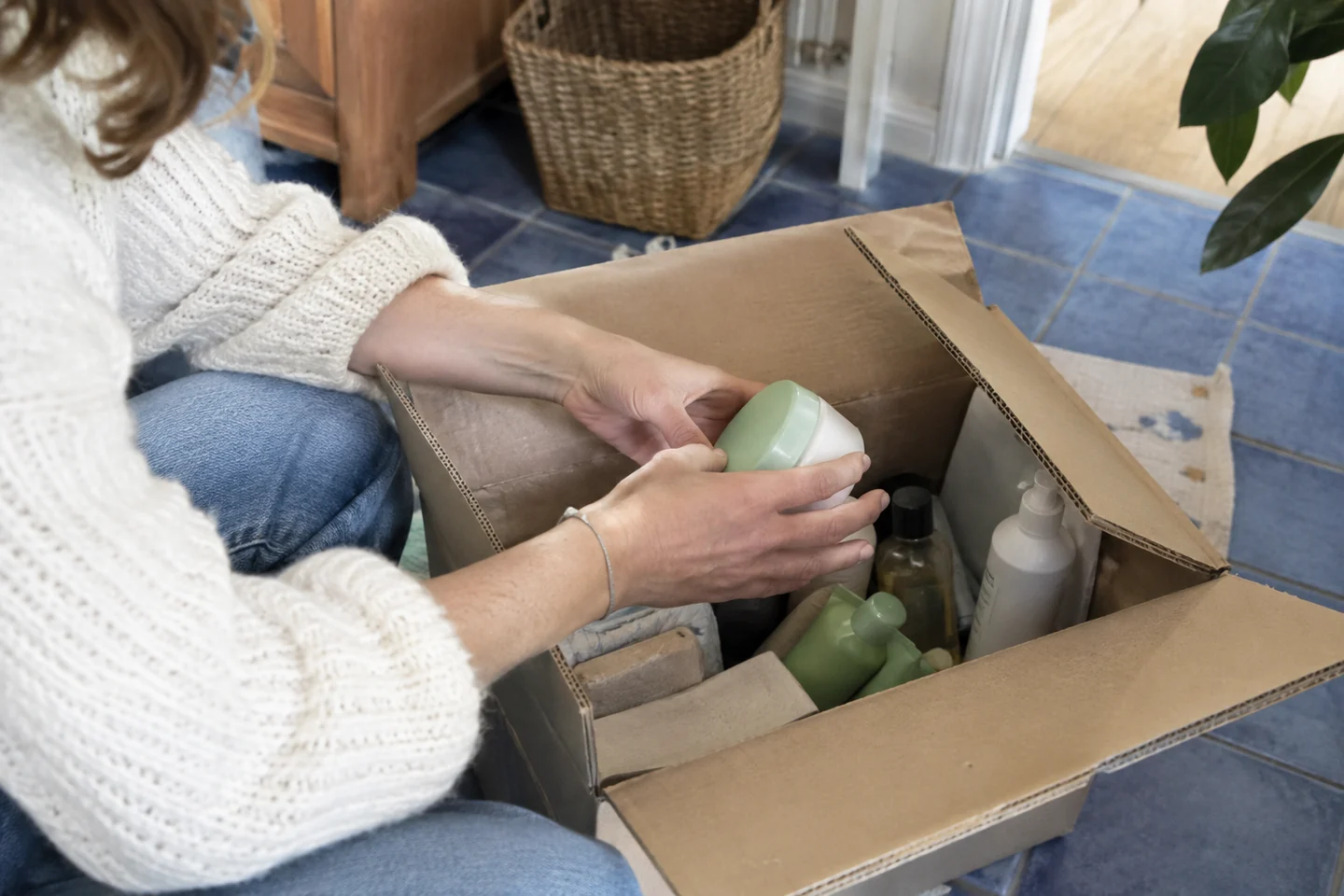 Des emballages cosmétiques conservés dans une boîte