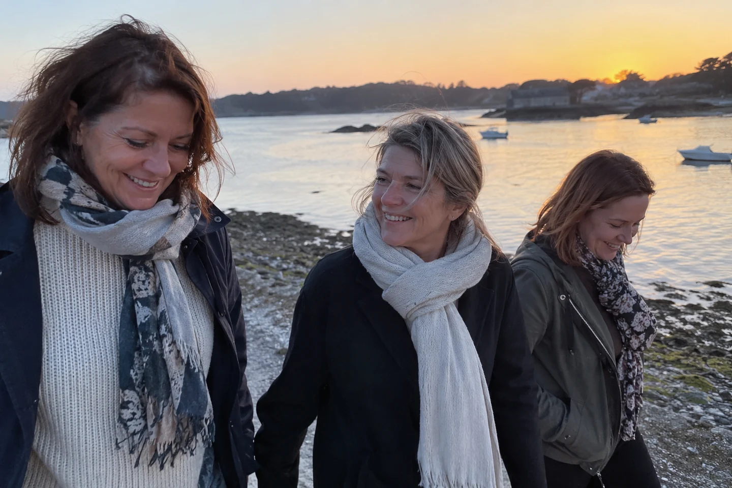 Une promenade entre femmes adultes au bord de l’eau