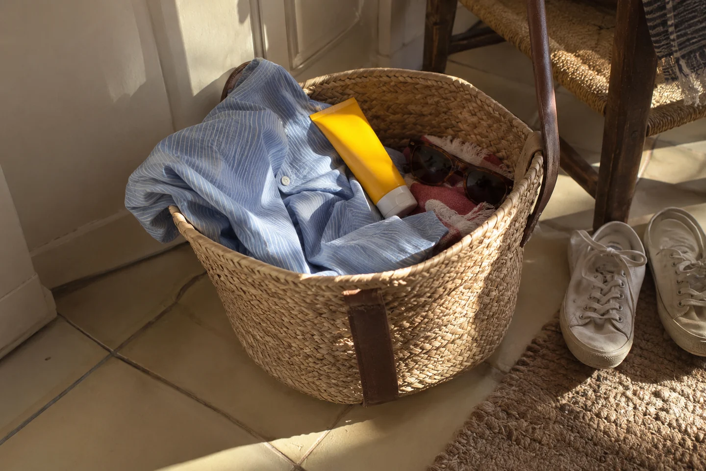 Crème solaire et chemise couvrante dans un panier