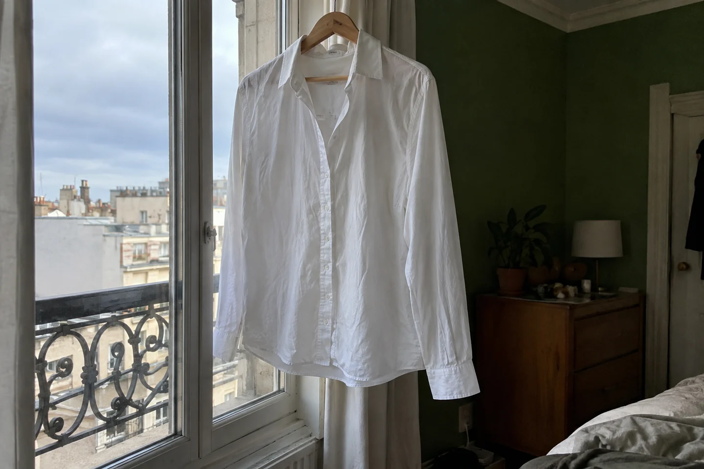 Une chemise propre suspendue près d’une fenêtre