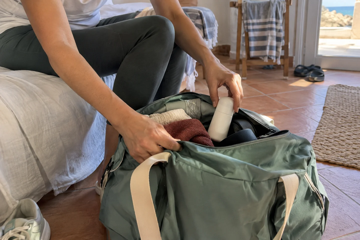 Un déodorant fermé dans une trousse de sport