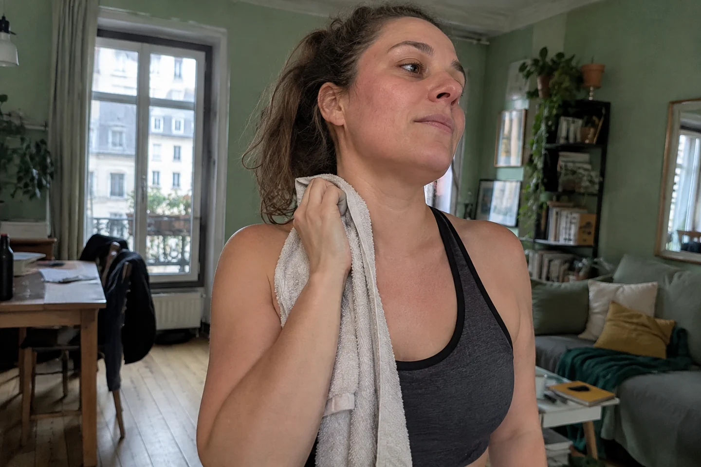 Une femme en tenue de sport s’essuie doucement le cou