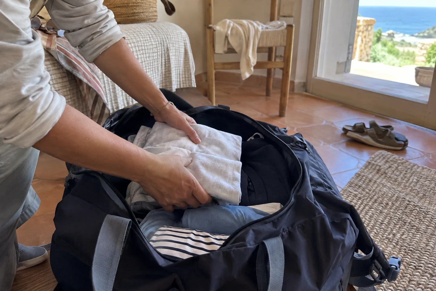 Un sac de sport ouvert avec une tenue propre
