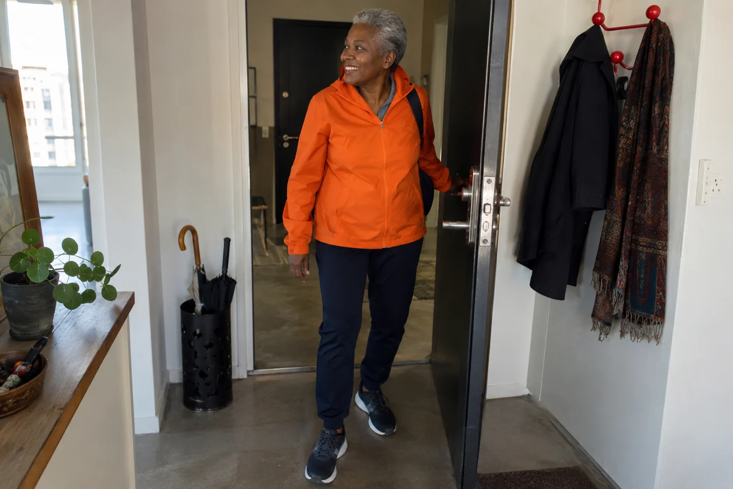 Une femme revient d’une marche active