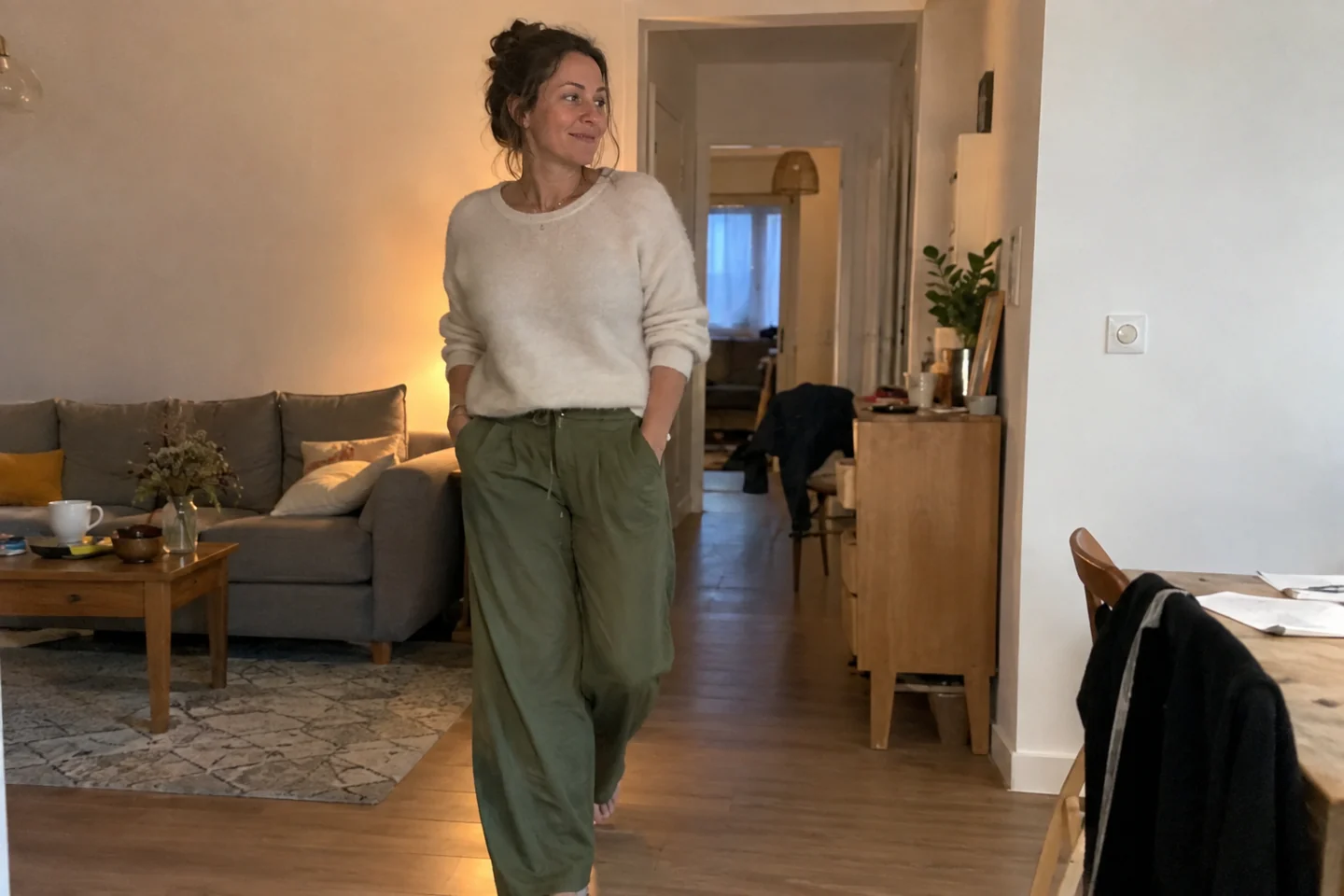 Une femme porte un pantalon souple après son rendez-vous