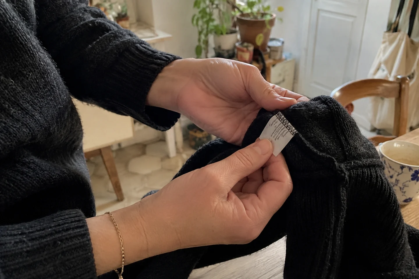 Une manche montre une couture et son étiquette