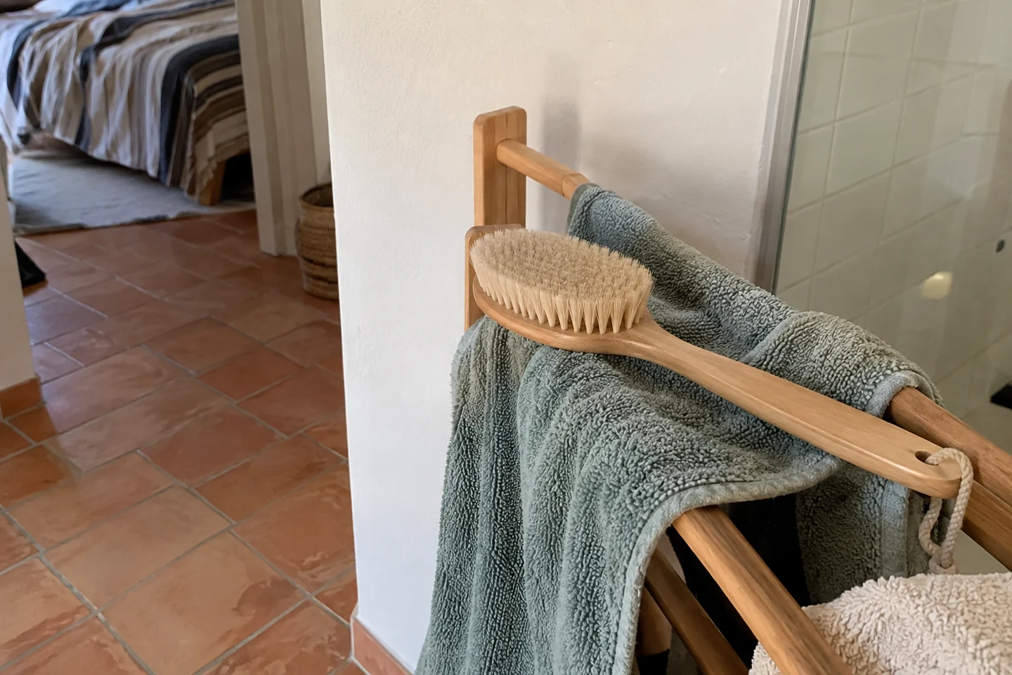 Une brosse lavée sèche hors de la cabine