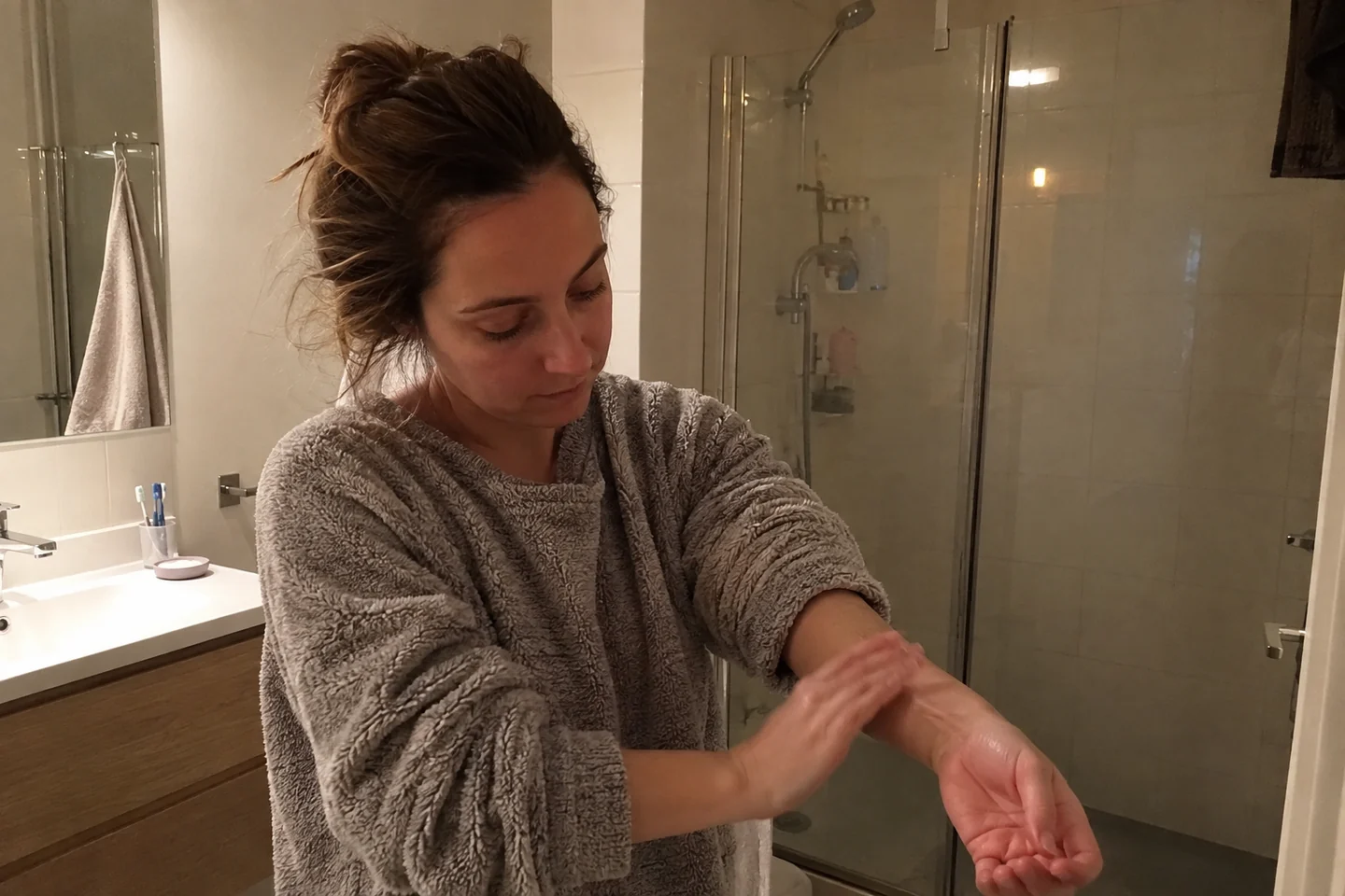 Une femme répartit un soin avec les mains