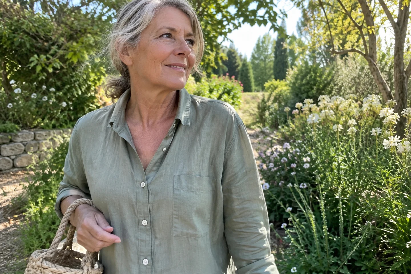 Femme portant une chemise en lin lors d’une promenade au jardin