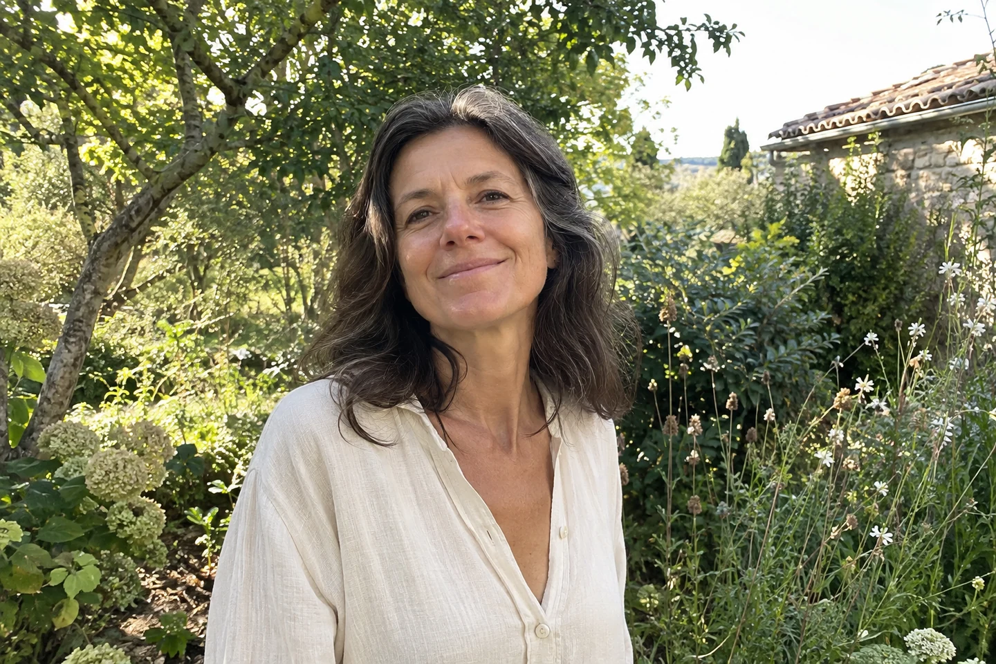 Femme de 55 ans souriante en pleine nature, peau mature naturelle