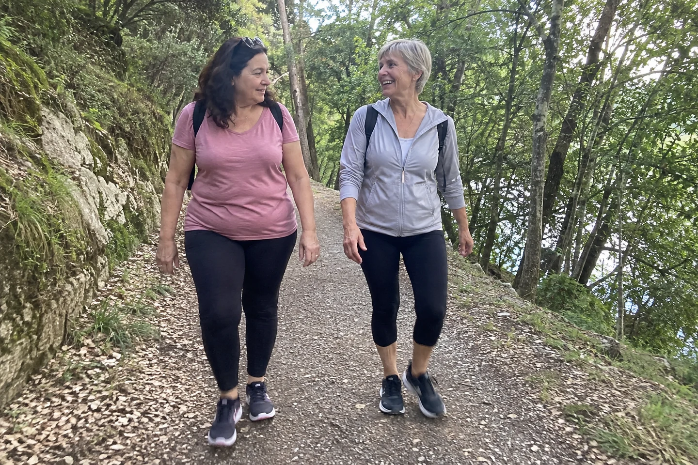 Deux femmes marchant sur un chemin arboré en tenues confortables