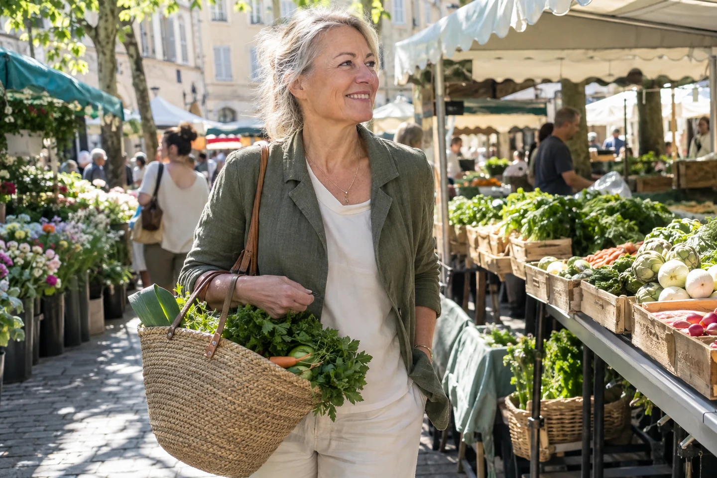 Femme de 58 ans marchant avec un panier de légumes du marché