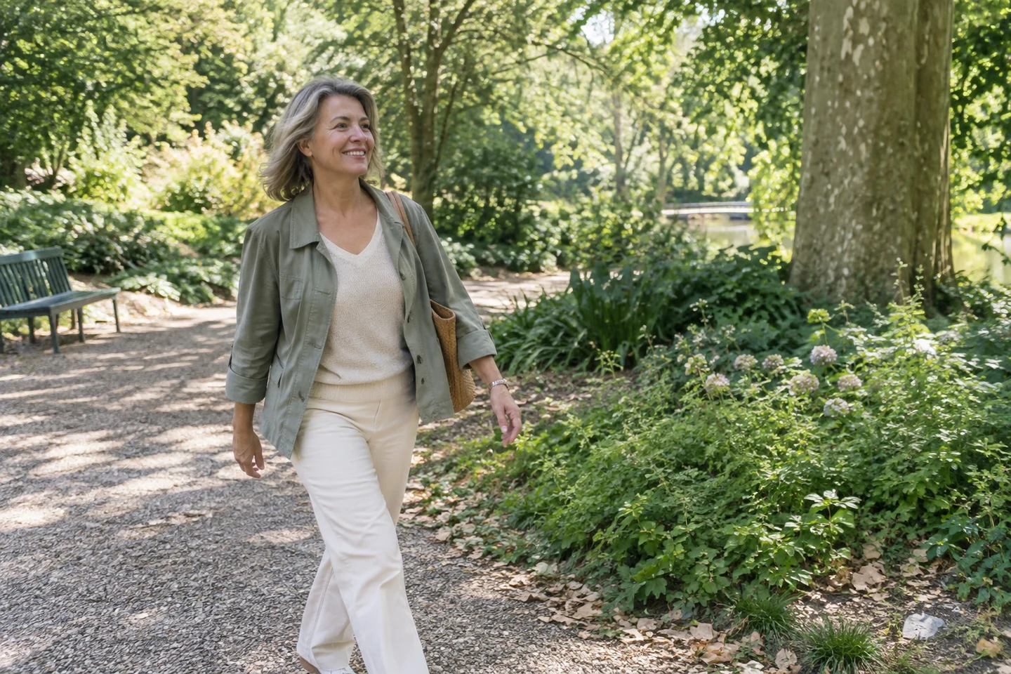 Femme mature marchant d'un bon pas dans un parc