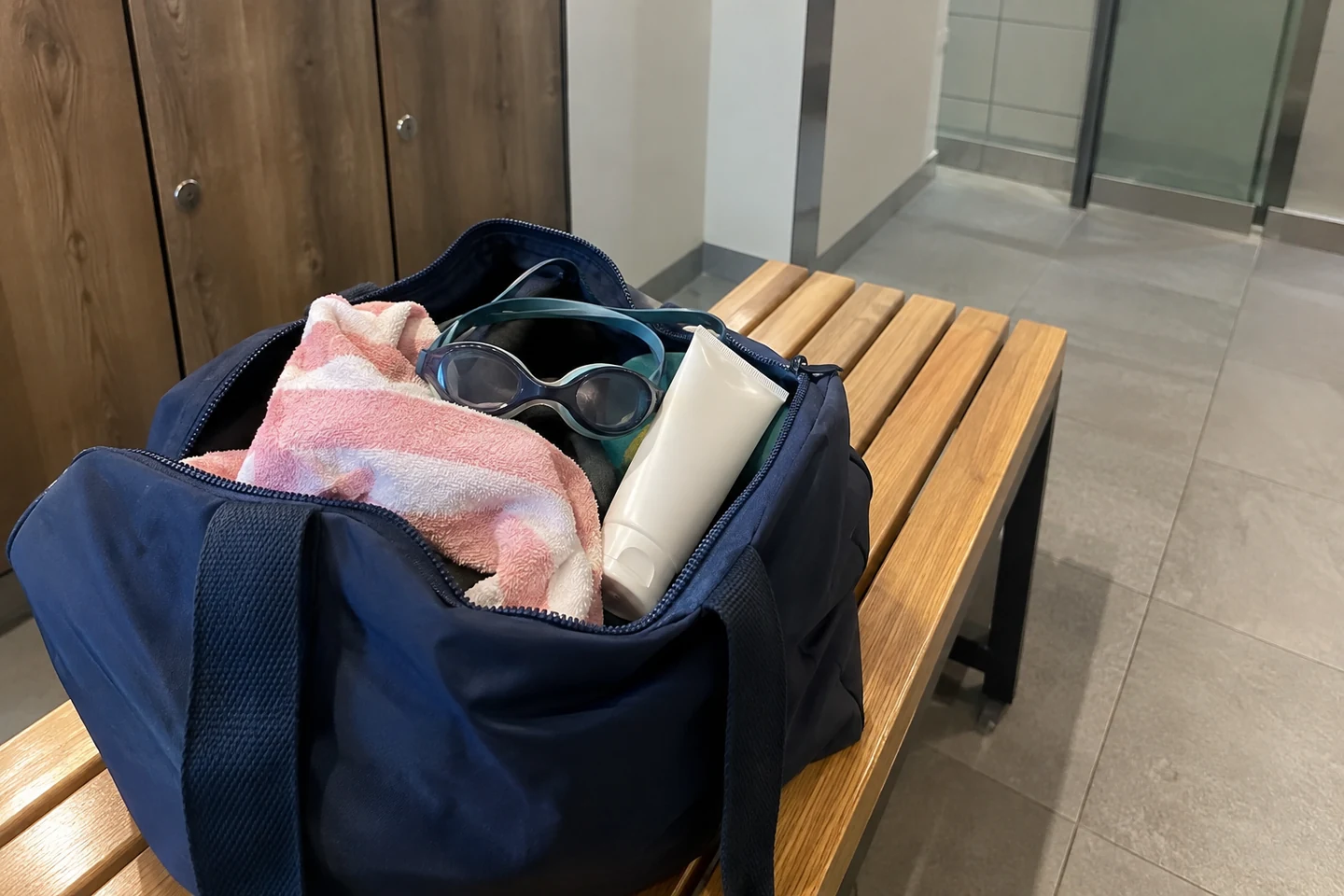 Serviette, lunettes et soin dans un sac de piscine