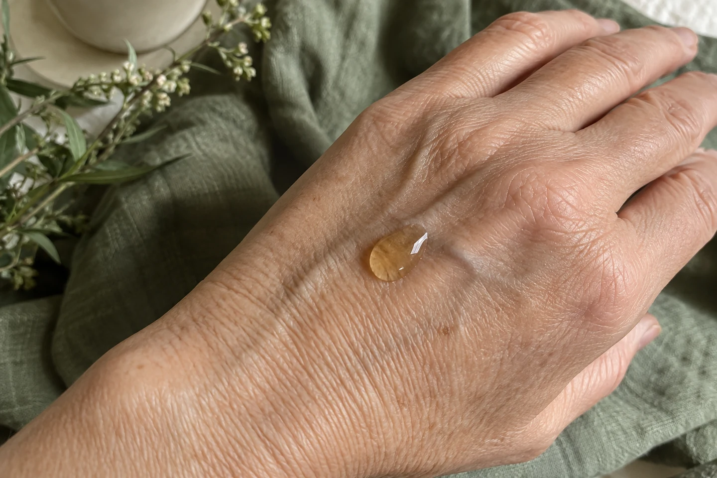 Goutte d'huile corps sur la peau d'une femme de 55 ans