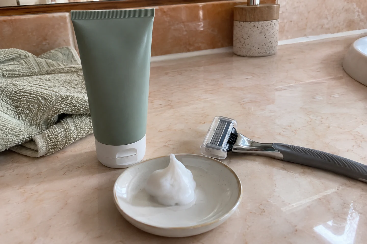 Un rasoir propre et une mousse de rasage prêts avant le soin