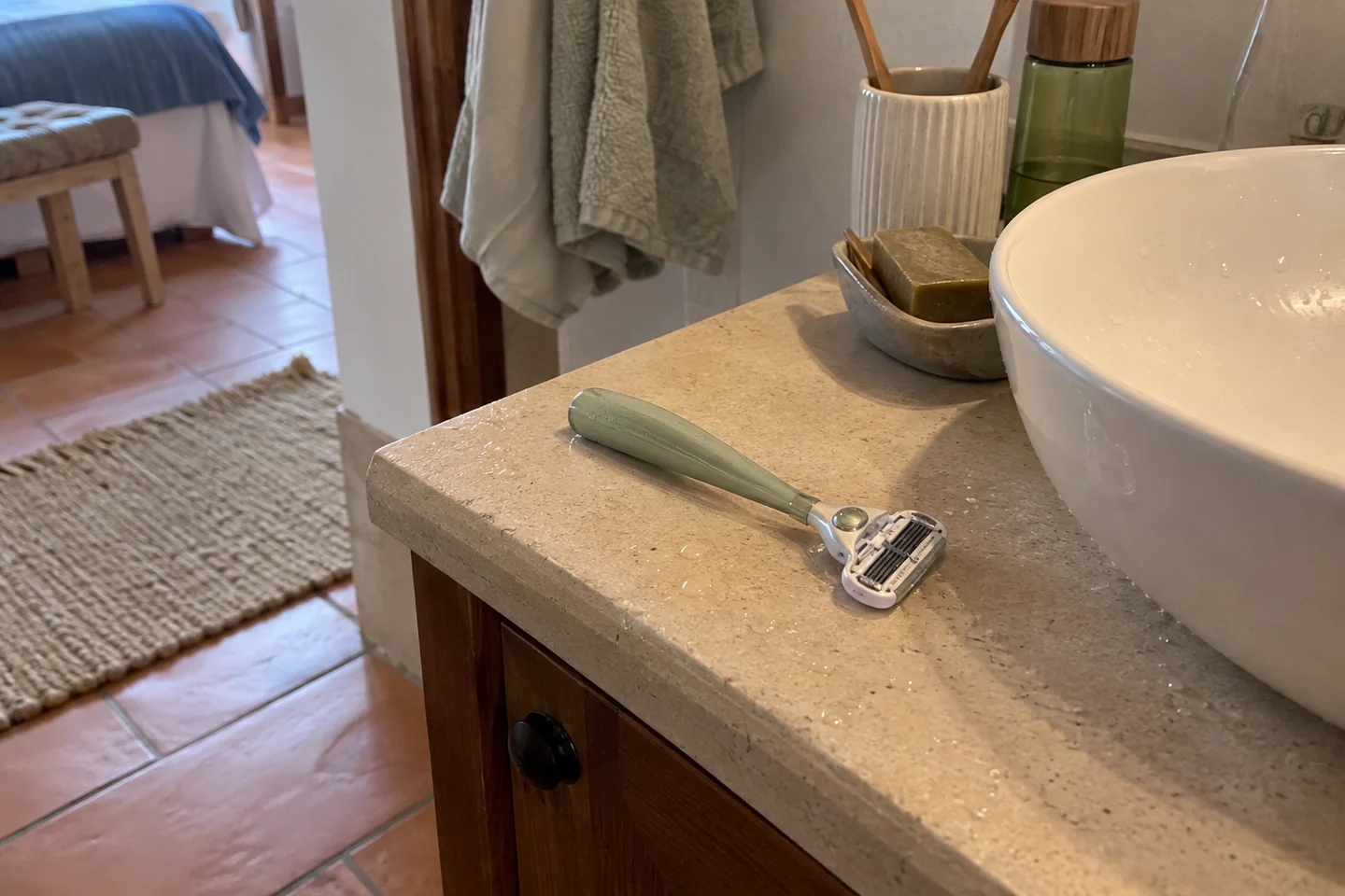 Un rasoir rincé posé au sec hors douche