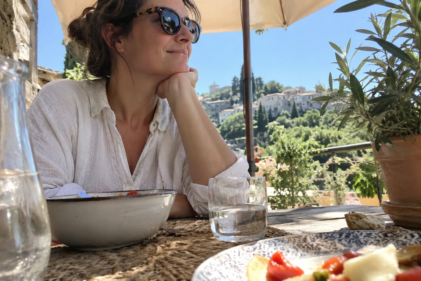 Une terrasse sous un parasol en milieu de journée