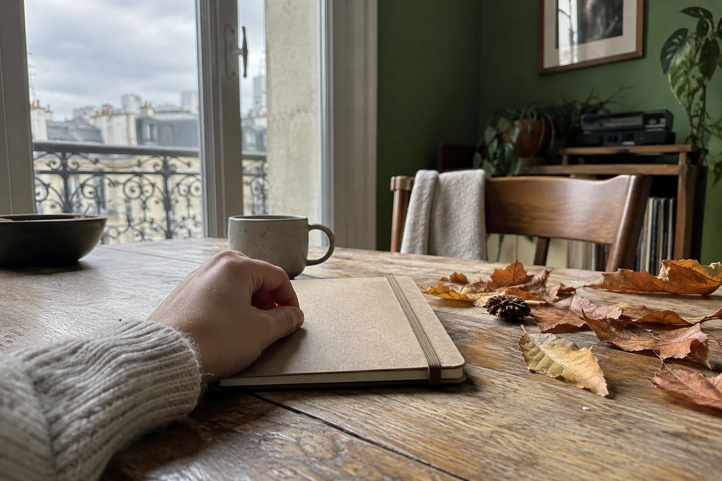Un carnet posé près de feuilles d’automne