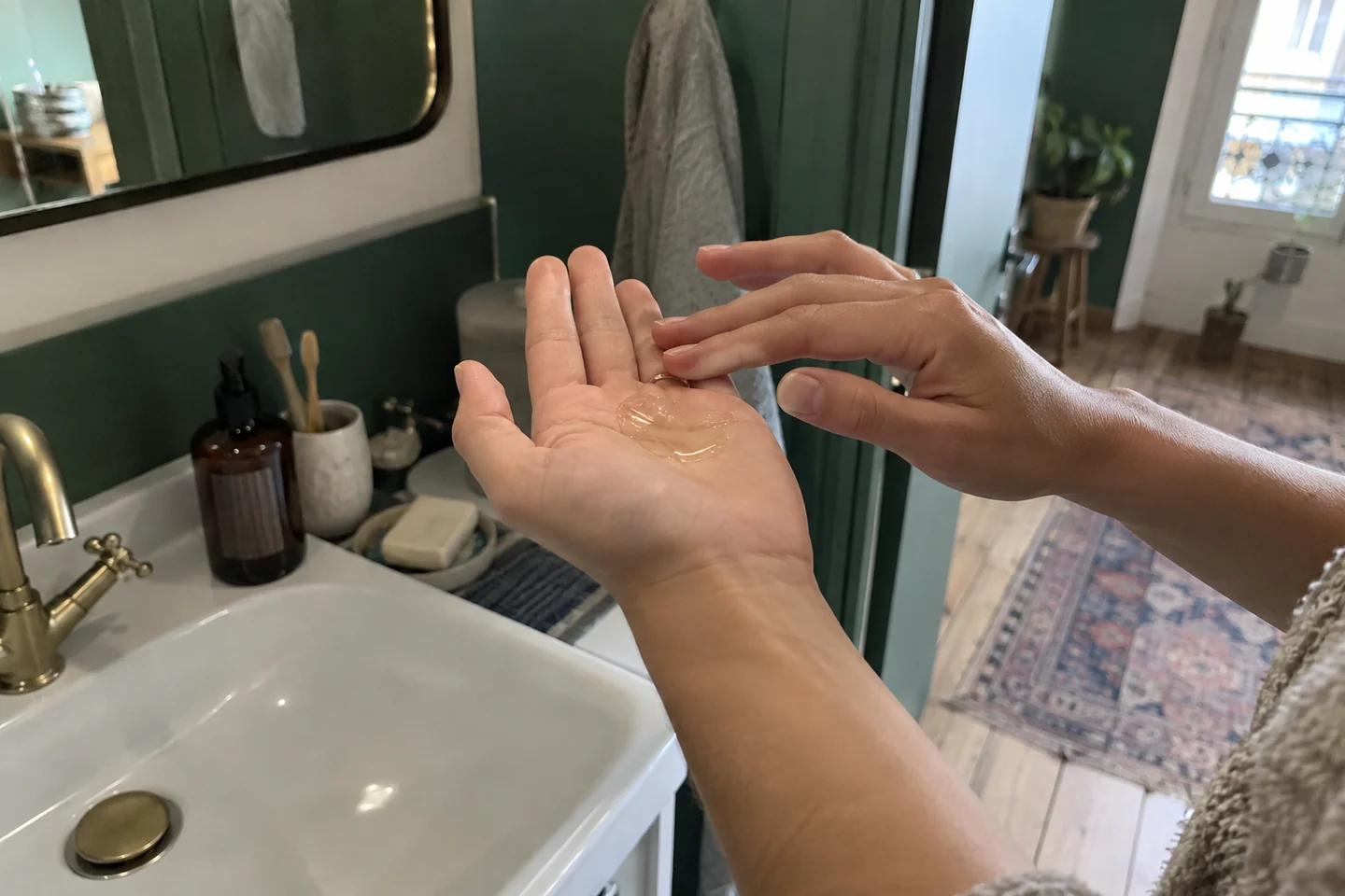 Une noisette de gel nettoyant sur la paume