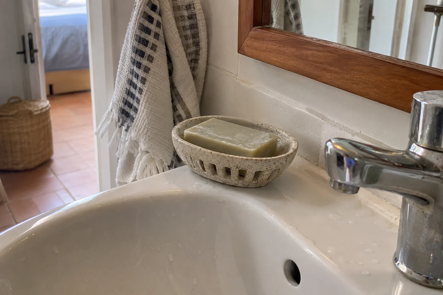 Un porte-savon ajouré près du lavabo