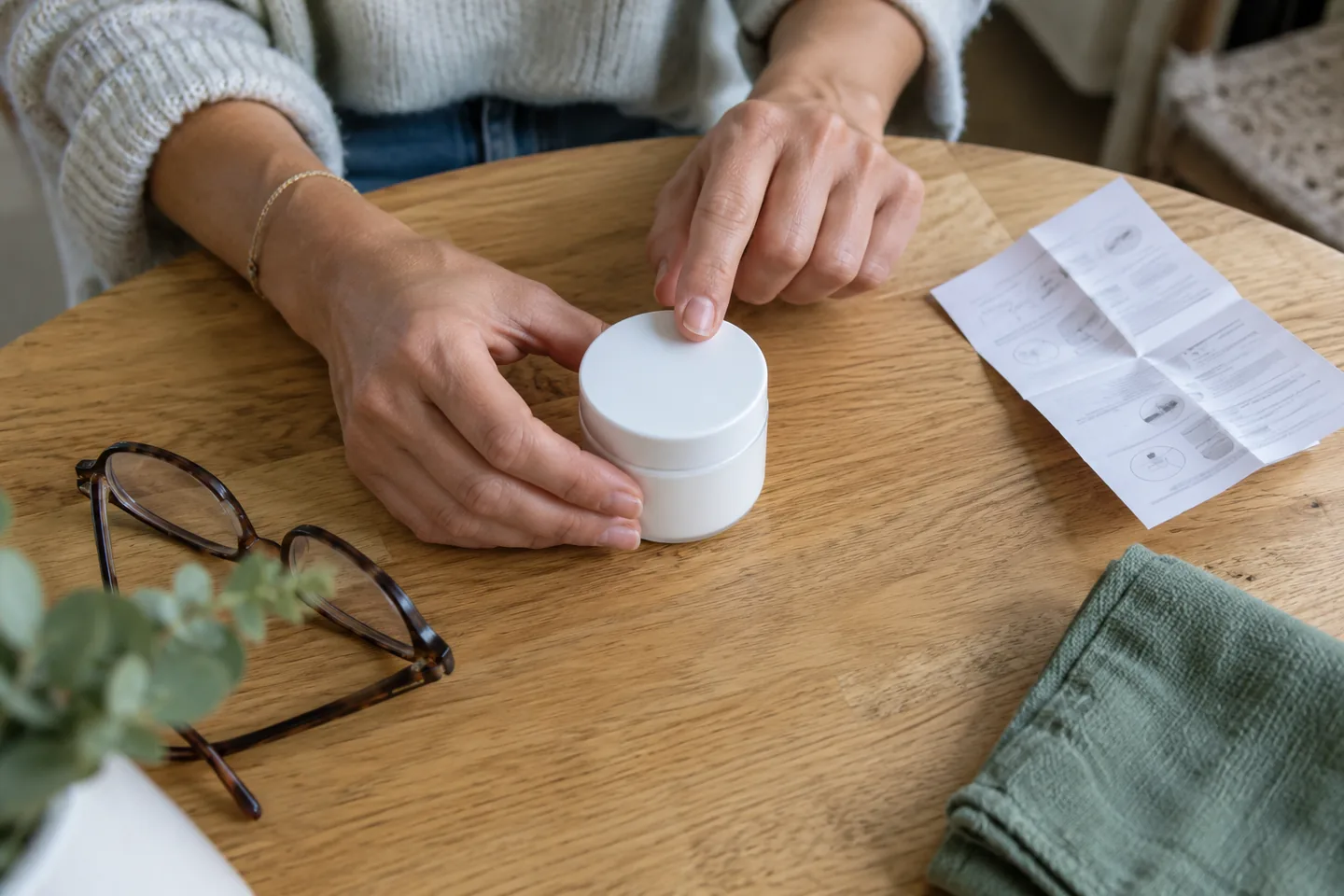 Pot neutre fermé, notice et lunettes sur une table