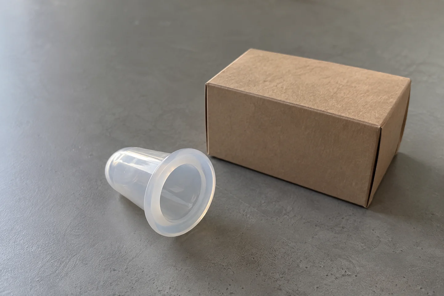 Une ventouse en silicone inutilisée à côté de son emballage