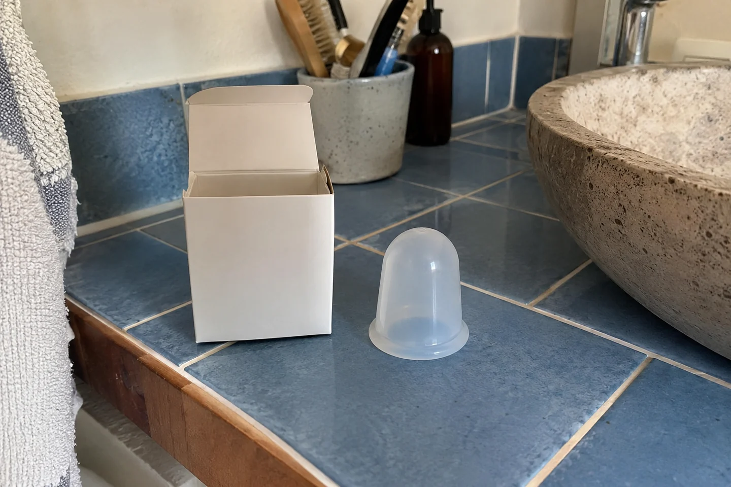 Une ventouse en silicone rangée avec sa boîte neutre