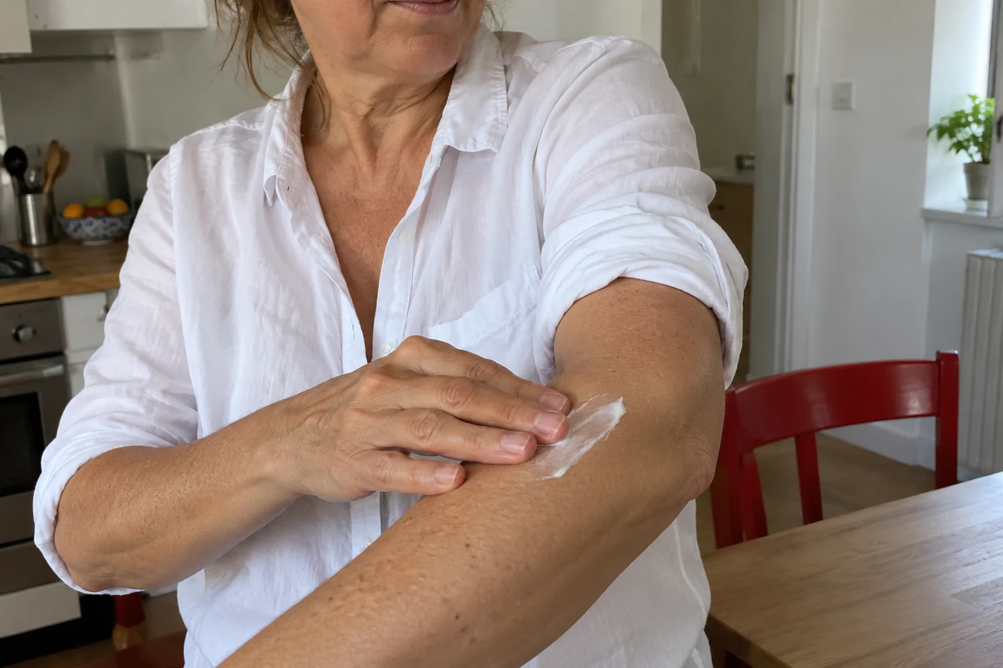 Une petite quantité de soin appliquée sur la peau d’un avant-bras