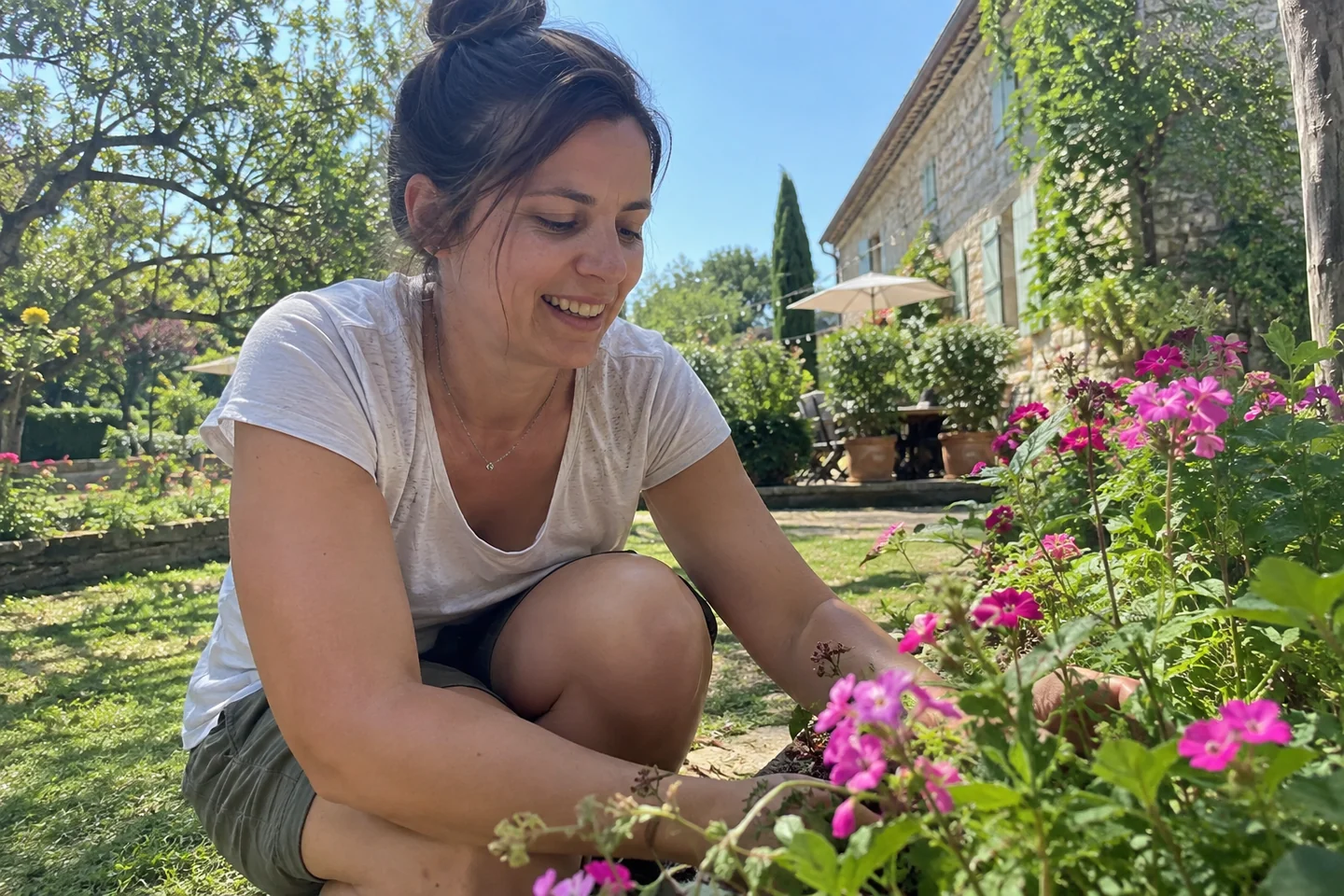 Une femme profite du jardin en manches courtes
