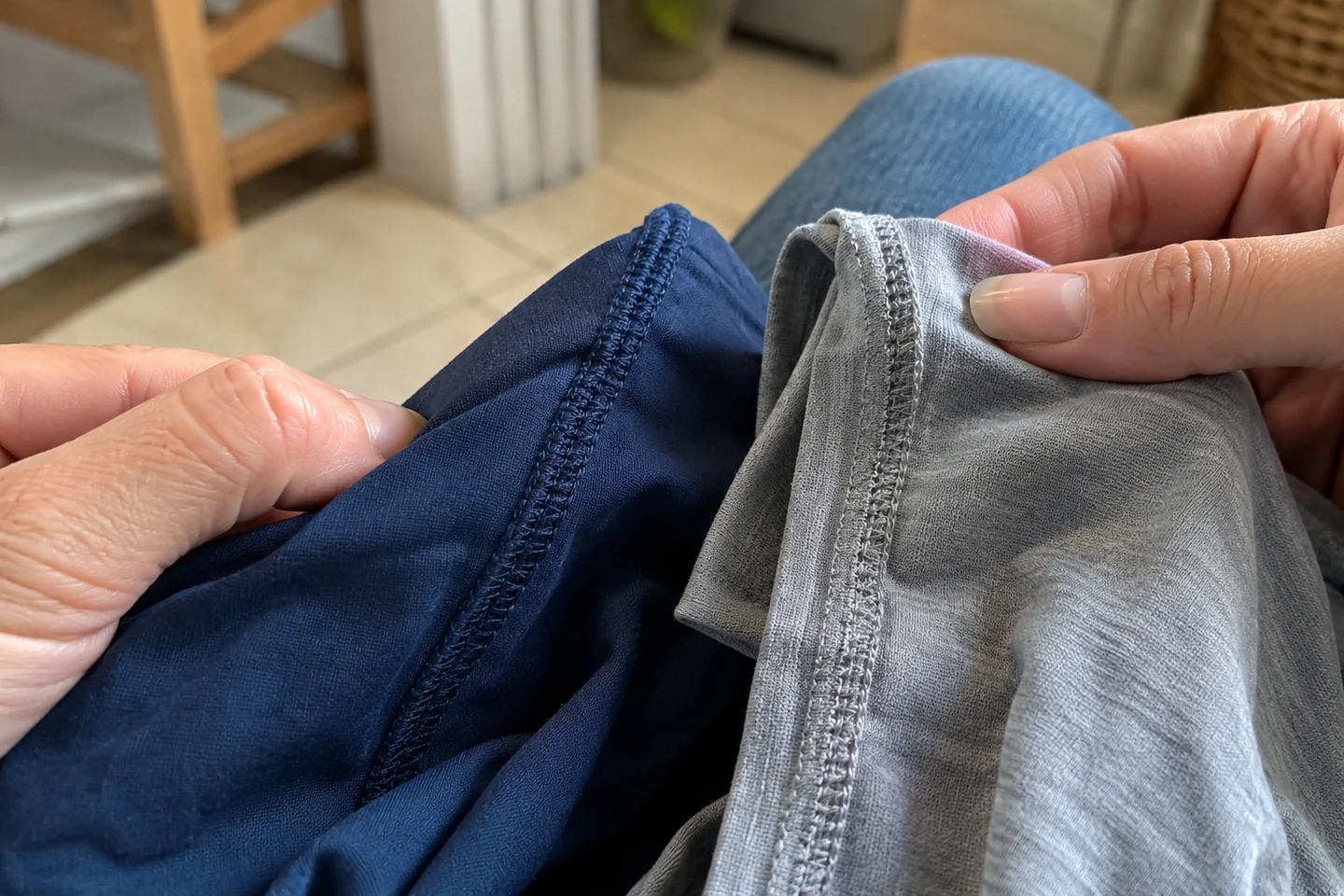 Gros plan de deux coutures de tee-shirts sportifs