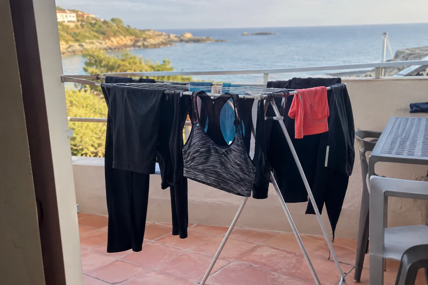 Des vêtements de sport lavés sèchent à l’air